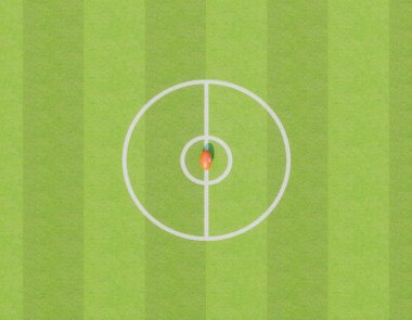 Kırmızı Avustralyalı bir top, bir stadyumun orta çizgisinde gündüz vakti yeşil çimlerin üzerinde direkleri olan bir topa hükmediyor.