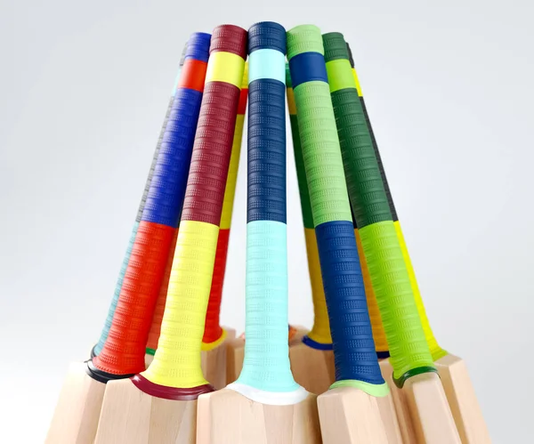 Een Cirkelvormige Opstelling Van Cricketvleermuizen Met Verschillende Kleurrijke Grepen Een — Stockfoto