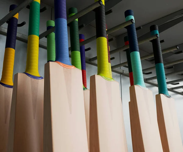 Une Collection Battes Cricket Génériques Avec Différentes Poignées Colorées Disposées — Photo
