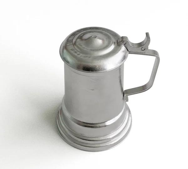 Een Vintage Zilveren Drinkbak Met Deksel Een Geïsoleerde Witte Studioachtergrond — Stockfoto