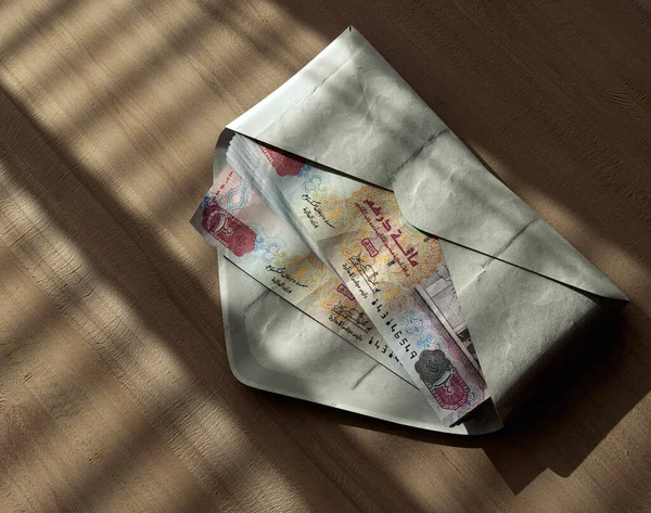 Rozprzestrzeniający Się Stos Banknotów Dirham Kopercie Drewnianej Powierzchni Pod Humorzastym — Zdjęcie stockowe