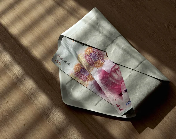 Mucchio Sparso Banconote Cinesi Yuan Una Busta Una Superficie Legno — Foto Stock