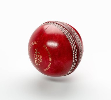 İzole edilmiş arka planda beyaz dikişli ve genel altın markalı normal bir kırmızı kriket topu.