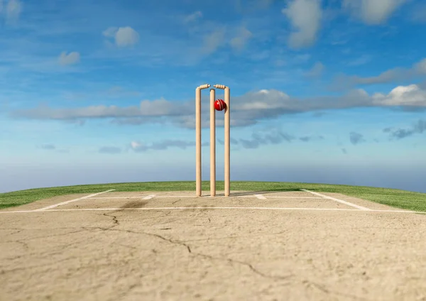 Kırmızı Bir Kriket Topu Ahşap Kriket Kalelerine Çarpıyor Gökyüzü Arka — Stok fotoğraf