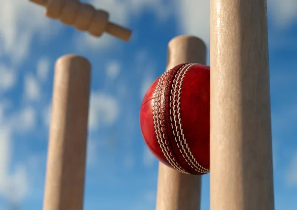 Una Bola Cricket Rojo Golpeando Grillos Madera Con Las Fianzas — Foto de Stock
