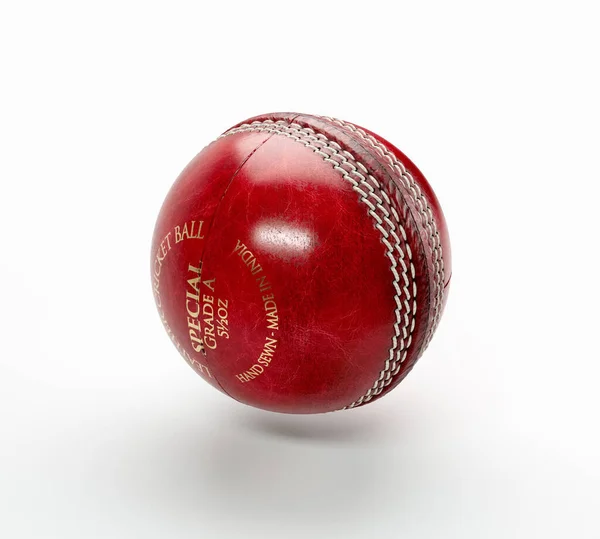 Pravidelný Červený Kriketový Míček Bílým Stehem Generickým Zlatem Izolovaném Pozadí — Stock fotografie