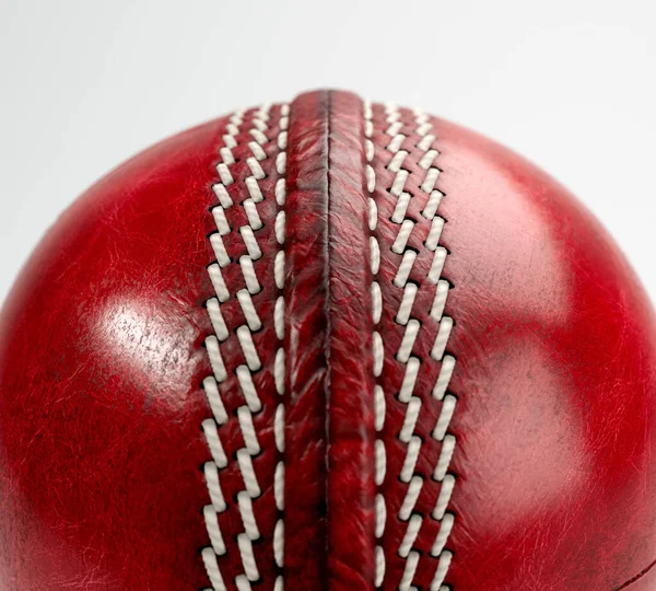 Uma Bola Críquete Vermelho Regular Com Costura Branca Marca Ouro — Fotografia de Stock
