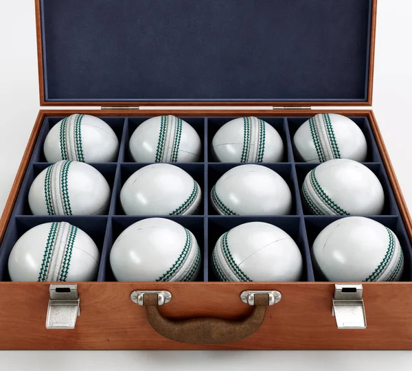 Tahta Bir Vitrin Kutusunda Tane Beyaz Kriket Topu Var Izole — Stok fotoğraf