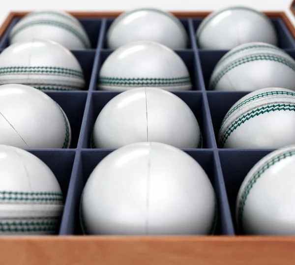 Tolv Generiska Vita Cricketbollar Trälåda Fodrad Med Filt Isolerad Vit — Stockfoto