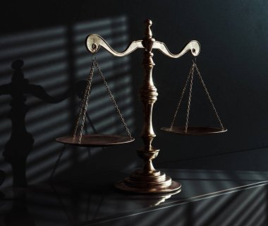 Bir raftaki altın adalet terazisi akşam ışığı ile karartılmış bir duvara karşı - 3D görüntüleme