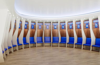 Spor soyunma odası numaralandırılmış bölmelerden oluşan yarı daire ve ahşap döşeme üzerinde yastıklı koltuklardan yapılmıştır.