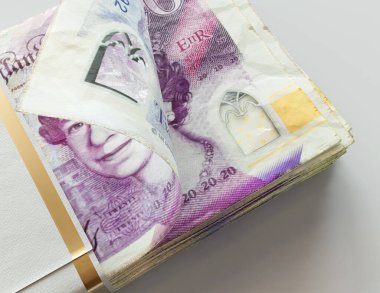 Bir deste İngiliz sterlin banknotları izole ışık arka planı - 3D görüntüleme