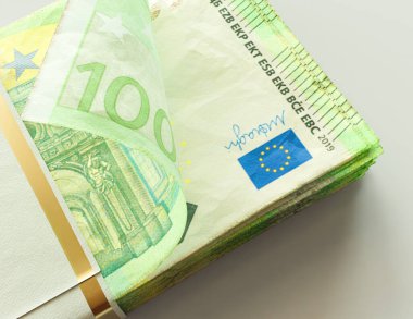 İzole edilmiş ışık arkaplanı üzerine bohça tomar Avro banknotları - 3D görüntüleme