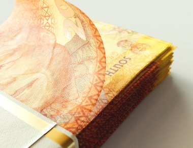 İzole edilmiş ışık arkaplanı üzerine bir tomar Güney Afrika Rand banknotu - 3D görüntüleme