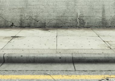 Kirli ve yıpranmış bir caddenin göz hizası, kaldırım taşları ve gün ışığında boş tuğla duvar - 3D