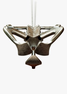 İzole edilmiş beyaz arkaplandaki bir dizgiye bağlı klasik bir arcade tipi yakalama oyunundan bir açık metal pençe - 3D