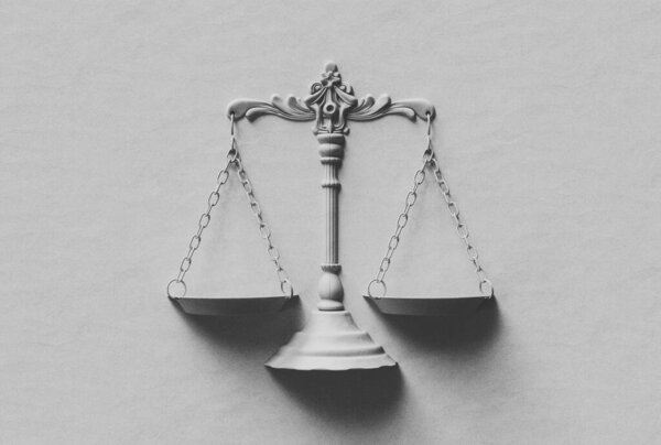 Украшенные латунные весы правосудия, встроенные на бумажном фоне - 3D рендеринг