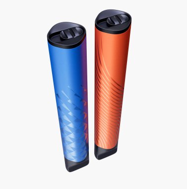 Beyaz arka planda izole edilmiş renkli tek kullanımlık elektronik bir sigara.