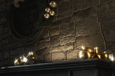 Noel temalı bir şömine sahne arkası. Çelenk, takı ve kurdeleyle birlikte. 3D rendelendirme.