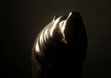 Bir ayıyı karanlık dramatik bir ışıkla tasvir eden metal kalıpları finans piyasası eğilimlerini temsil ediyor.