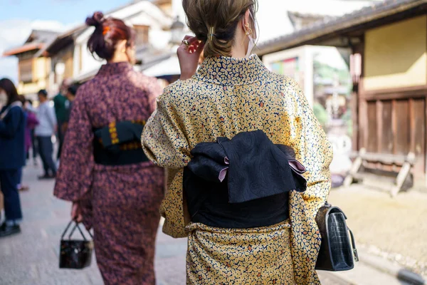 Дівчинка Японському Кімоно Стоїть Кіото Японія Кімоно Традиційний Японський Одяг — стокове фото