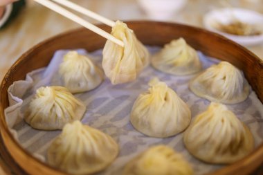 Taipei Tayvan (geleneksel Çin yemeği) restoranda yemek çubukları ile Xiao uzun bao çorba hamur tatlısı buns 