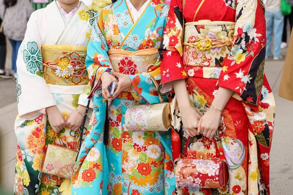 Menina Vestindo Quimono Japonês Frente Templo Sensoji Tóquio Japão Kimono — Fotografia de Stock