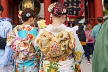 Tokyo, Japonya'da Sensoji Tapınağı önünde Japon kimono ayakta giyen genç kız. Kimono Japon geleneksel giysi var. Kelime 