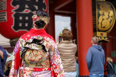 Tokyo, Japonya'da Sensoji Tapınağı önünde Japon kimono ayakta giyen genç kız. Kimono Japon geleneksel giysi var. Kelime 