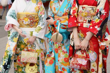 Tokyo, Japonya'da Sensoji Tapınağı önünde Japon kimono ayakta giyen genç kız. Kimono Japon geleneksel giysi var. Kelime 