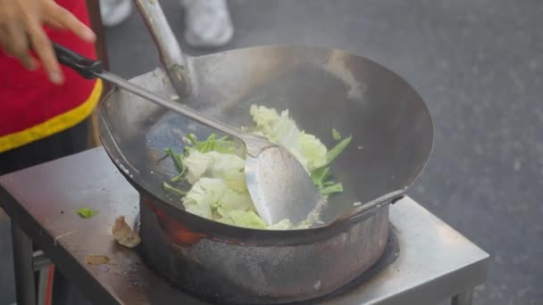 Закрыть Повара Готовящего Китайскую Кухню Азиатско Тайский Уличный Фаст Фуд — стоковое видео