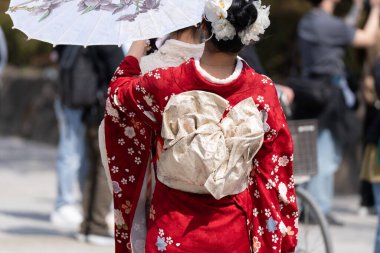 Tokyo, Japonya'da Sensoji Tapınağı önünde Japon kimono ayakta giyen genç kız. Kimono Japon geleneksel giysi var. Kelime 