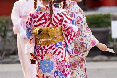 Tokyo, Japonya'da Sensoji Tapınağı önünde Japon kimono ayakta giyen genç kız. Kimono Japon geleneksel giysi var. Kelime 