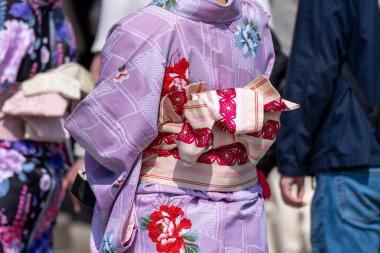 Tokyo, Japonya'da Sensoji Tapınağı önünde Japon kimono ayakta giyen genç kız. Kimono Japon geleneksel giysi var. Kelime 