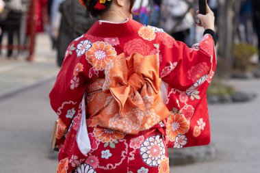 Tokyo, Japonya'da Sensoji Tapınağı önünde Japon kimono ayakta giyen genç kız. Kimono Japon geleneksel giysi var. Kelime 