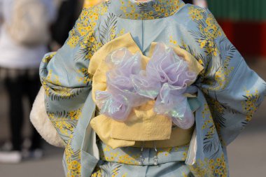 Tokyo, Japonya'da Sensoji Tapınağı önünde Japon kimono ayakta giyen genç kız. Kimono Japon geleneksel giysi var. Kelime 