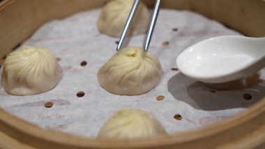 Taipei Tayvan (geleneksel Çin yemeği) restoranda yemek çubukları ile Xiao uzun bao çorba hamur tatlısı buns 