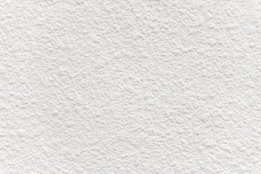 Ham, tamamlanmamış görünümlü beton duvar, malzemenin kaba dokusunu sergiliyor. Minimalist tasarım endüstriyel hissi vurgular, görünür dikişler ve doğal kusurlarla