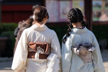 Tokyo, Japonya'da Sensoji Tapınağı önünde Japon kimono ayakta giyen genç kız. Kimono Japon geleneksel giysi var. Kelime 