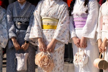 Tokyo, Japonya'da Sensoji Tapınağı önünde Japon kimono ayakta giyen genç kız. Kimono Japon geleneksel giysi var. Kelime 