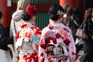 Tokyo, Japonya'da Sensoji Tapınağı önünde Japon kimono ayakta giyen genç kız. Kimono Japon geleneksel giysi var. Kelime 