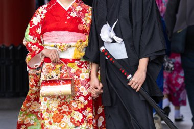 Tokyo, Japonya'da Sensoji Tapınağı önünde Japon kimono ayakta giyen genç kız. Kimono Japon geleneksel giysi var. Kelime 