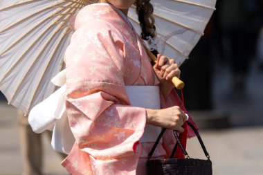 Tokyo, Japonya'da Sensoji Tapınağı önünde Japon kimono ayakta giyen genç kız. Kimono Japon geleneksel giysi var. Kelime 