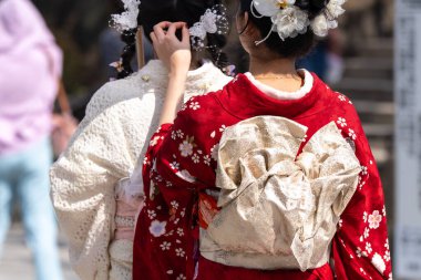 Tokyo, Japonya'da Sensoji Tapınağı önünde Japon kimono ayakta giyen genç kız. Kimono Japon geleneksel giysi var. Kelime 
