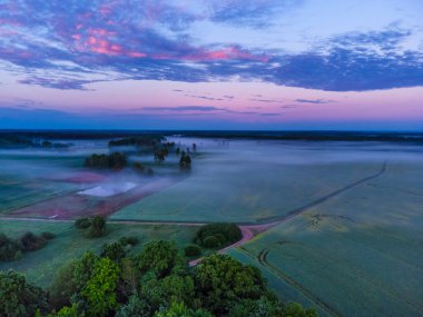 Majestic Morning: Kuzey Avrupa 'daki büyüleyici puslu manzaranın hava görüntüsü