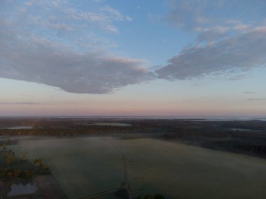 Majestic Morning: Kuzey Avrupa 'daki büyüleyici puslu manzaranın hava görüntüsü