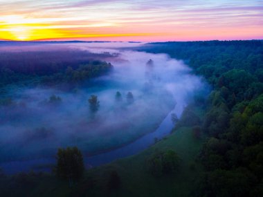 Drone 's Eye View: Kuzey Avrupa' da Puslu Nehir ve Ormanlık Arazi Üzerinde Sakin Gün Doğumu