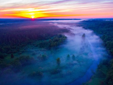 Drone 's Eye View: Kuzey Avrupa' da Puslu Nehir ve Ormanlık Arazi Üzerinde Sakin Gün Doğumu