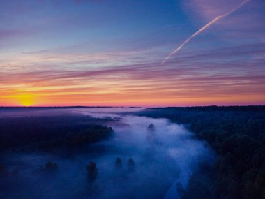 Drone 's Eye View: Kuzey Avrupa' da Puslu Nehir ve Ormanlık Arazi Üzerinde Sakin Gün Doğumu