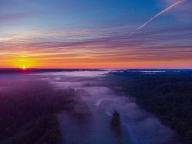 Drone 's Eye View: Kuzey Avrupa' da Puslu Nehir ve Ormanlık Arazi Üzerinde Sakin Gün Doğumu